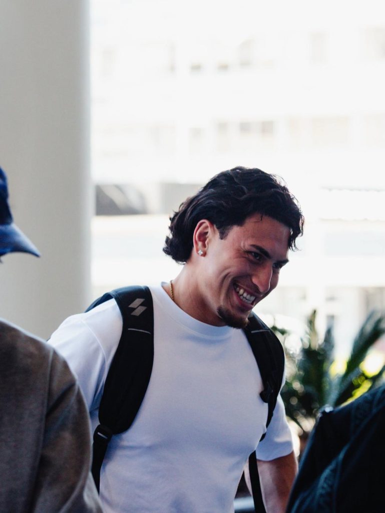 Aitu player arriving at the team hotel