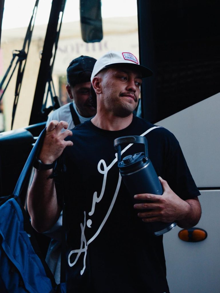 Aitu player stepping off the team bus