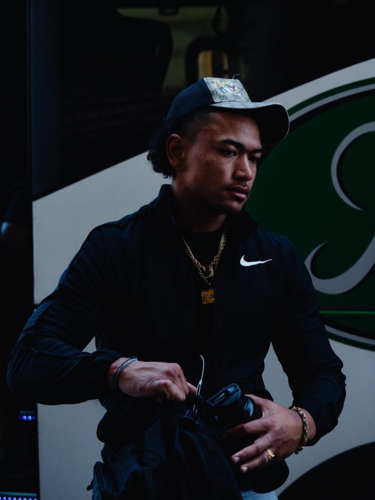 Aitu player stepping off the team bus